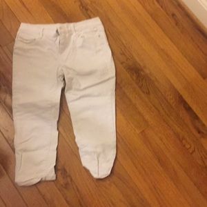 Short jeans end after the knee